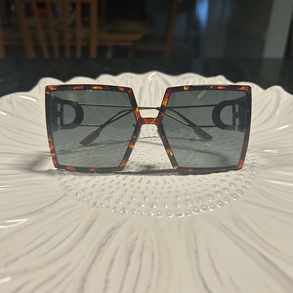 Dior 30Montaigne sunglasses